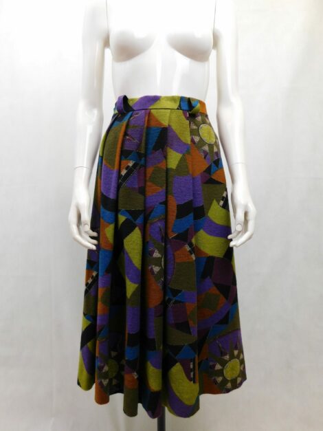 Μίντι πλεκτή φούστα, με πιέτες και γεωμετρικό σχέδιο Χρώματα: Μωβ, Γαλάζιο, Πορτοκαλί, Πράσινο Υλικό: Βαμβάκι