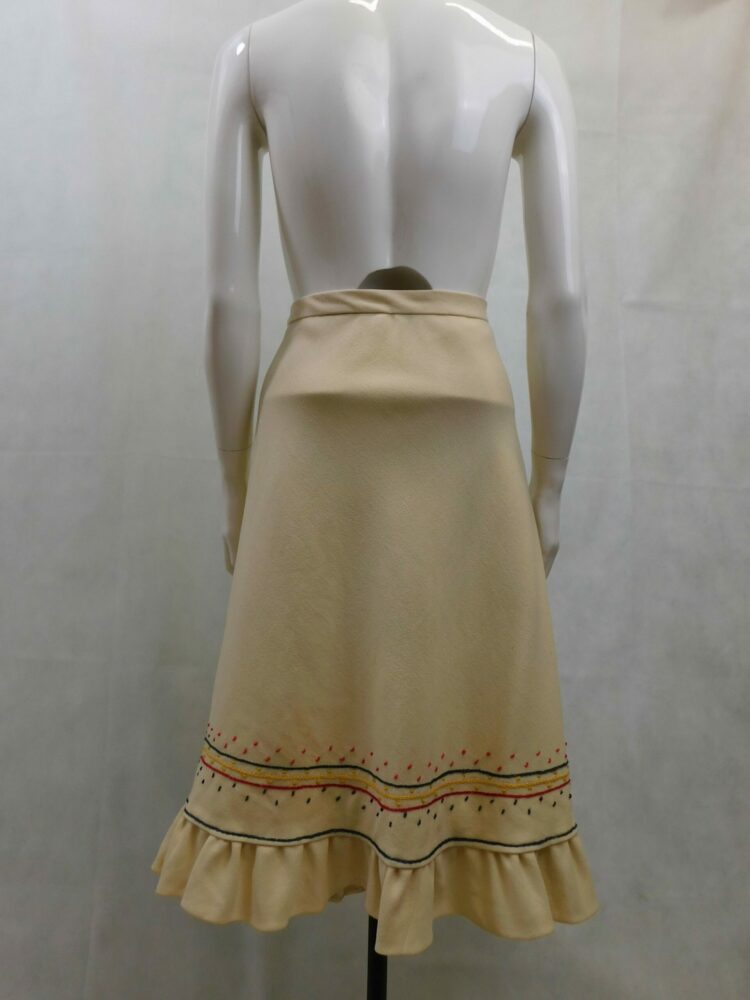 Μίντι 70s φούστα, γραμμή Α, με ραφτό σχέδιο στο κάτω μέρος Χρώματα: Κρεμ, Μπλε, Κόκκινο, Κίτρινο Υλικό:Βισκόζη