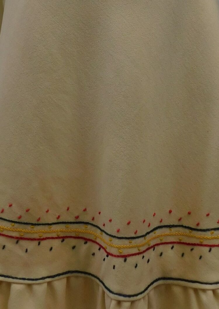 Μίντι 70s φούστα, γραμμή Α, με ραφτό σχέδιο στο κάτω μέρος Χρώματα: Κρεμ, Μπλε, Κόκκινο, Κίτρινο Υλικό:Βισκόζη