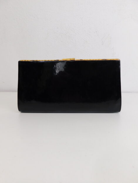 Τσάντα φάκελος (envelope clutch) λουστρίνι με χρυσές λεπτομέρειες Χρώματα: Μαύρο Διαστάσεις: Πλάτος: 23cm Ύψος: 13cm