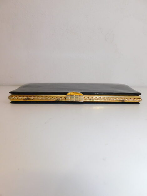 Τσάντα φάκελος (envelope clutch) λουστρίνι με χρυσές λεπτομέρειες Χρώματα: Μαύρο Διαστάσεις: Πλάτος: 23cm Ύψος: 13cm