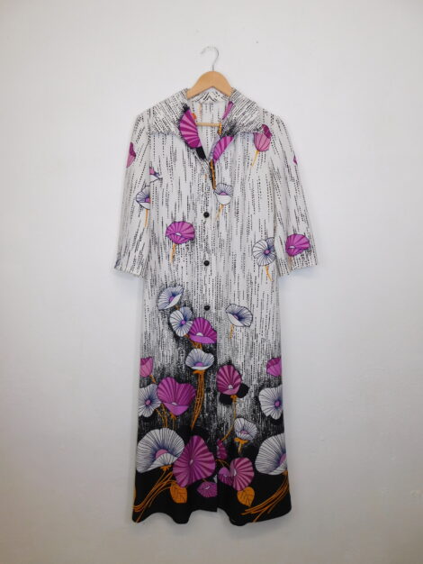 Μίντι φόρεμα με κουμπιά και σχέδιο λουλούδια Χρώματα: Λευκό, Μωβ, Μαύρο Υλικό: Πολυεστέρας